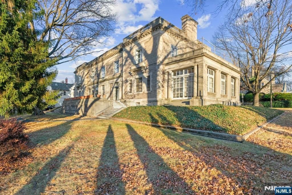 Photo of 229235 Ballantine Parkway, Newark, NJ 07104 (MLS # 25023827)