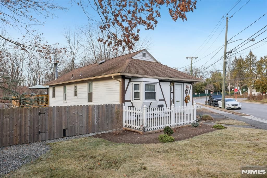 Photo of 269 Paterson Avenue, Midland Park, NJ 07432 (MLS # 25041597)