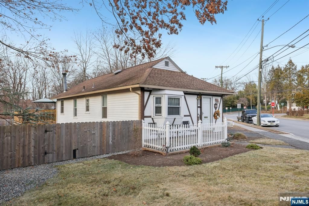 Photo of 269 Paterson Avenue, Midland Park, NJ 07432 (MLS # 25041597)