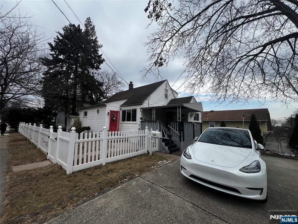 342 Farnham Ave, Lodi, New Jersey - 4 Bedrooms  
2 Bathrooms  
9 Rooms - 