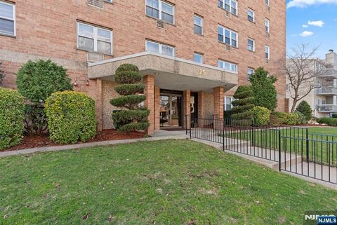 Photo of 25 Jefferson Street #4E, Hackensack, NJ 07601 (MLS # 26021309)