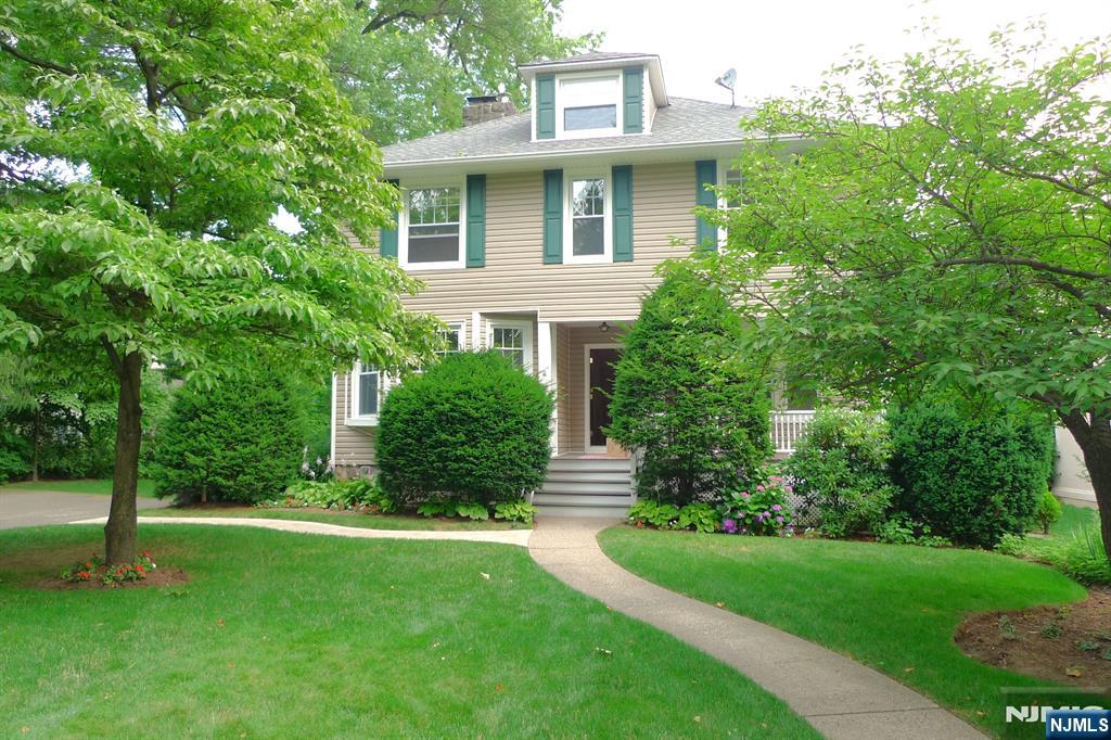 Rental Property at 125 Sunset Ln, Tenafly, New Jersey - Bedrooms: 4 
Bathrooms: 2 
Rooms: 8  - $4,850 MO.