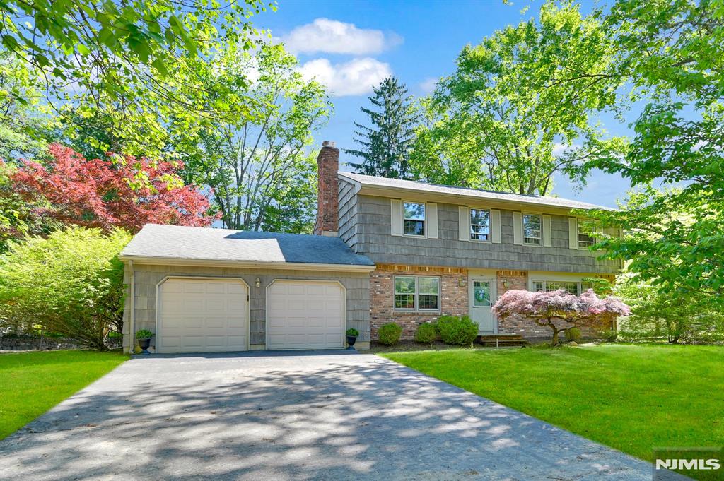 Property for Sale at 10 Brandywine Place, Oakland, New Jersey - Bedrooms: 4 
Bathrooms: 3 
Rooms: 8  - $724,900
