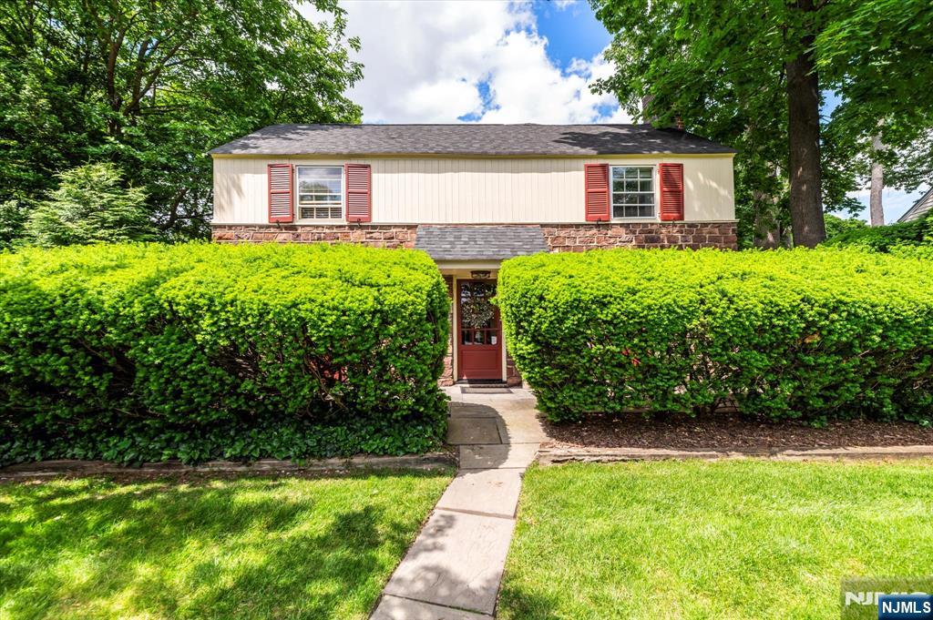 Property for Sale at 685 Sunset Road, Teaneck, New Jersey - Bedrooms: 4 
Bathrooms: 3 
Rooms: 7  - $739,000
