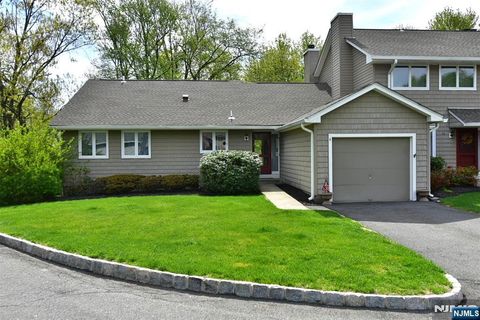 Photo of 9 Parsons Court, Mahwah, NJ 07430 (MLS # 26012104)