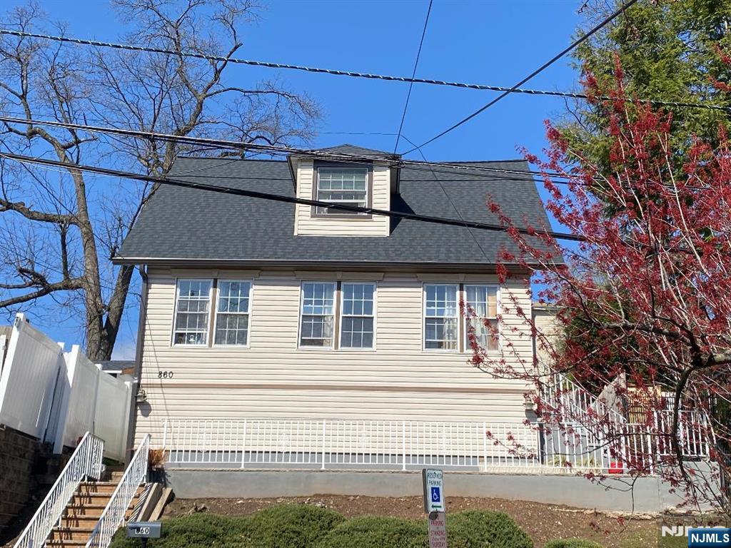 860 Clifton Avenue, Newark, New Jersey - 3 Bedrooms  
2 Bathrooms  
7 Rooms - 