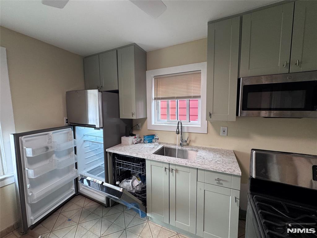 Rental Property at 380 Park Ave 2, Fairview, New Jersey - Bedrooms: 2 
Bathrooms: 1 
Rooms: 3  - $2,100 MO.