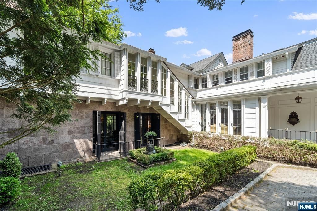 Photo of 9 E Saddle River Road, Saddle River, NJ 07458 (MLS # 25019150)