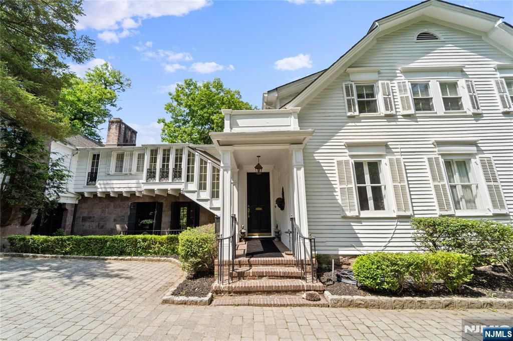 Photo of 9 E Saddle River Road, Saddle River, NJ 07458 (MLS # 25019150)