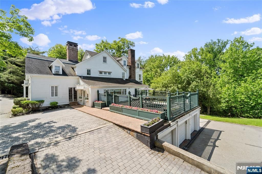 Photo of 9 E Saddle River Road, Saddle River, NJ 07458 (MLS # 25019150)