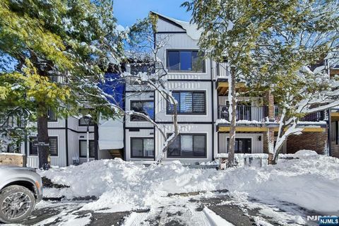 Photo of 1491 John St #10, Fort Lee, NJ 07024 (MLS # 26006085)