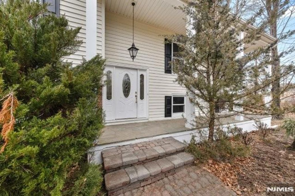 Photo of 373 Saddle River Road, Upper Saddle River, NJ 07458 (MLS # 26002158)