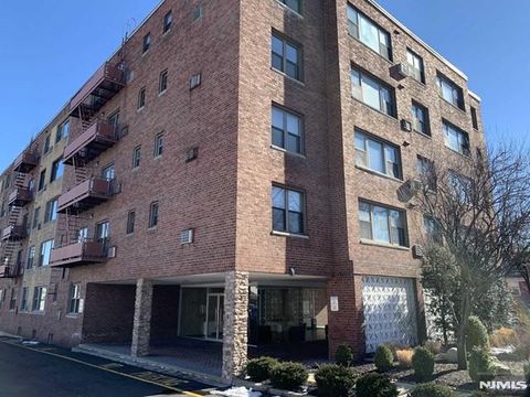 Photo of 275 Hoym St #3A, Fort Lee, NJ 07024 (MLS # 25042758)