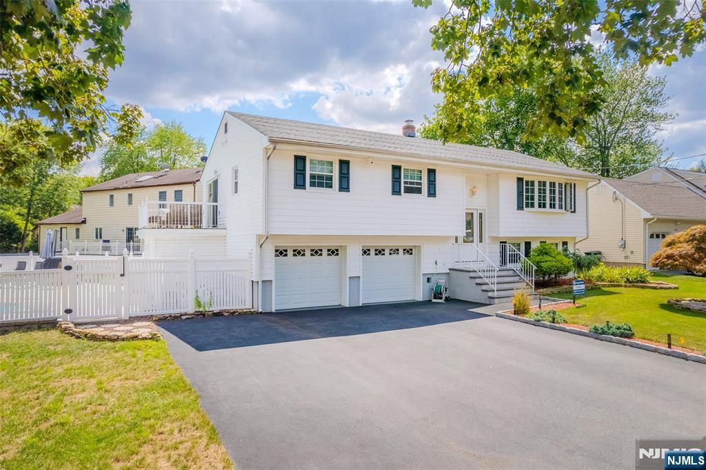 Photo of 22 Cypress Lane, Paramus, NJ 07652 (MLS # 25023664)