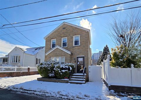 Photo of 282 Harding Ave #1st Fl, Teaneck, NJ 07666 (MLS # 26003558)