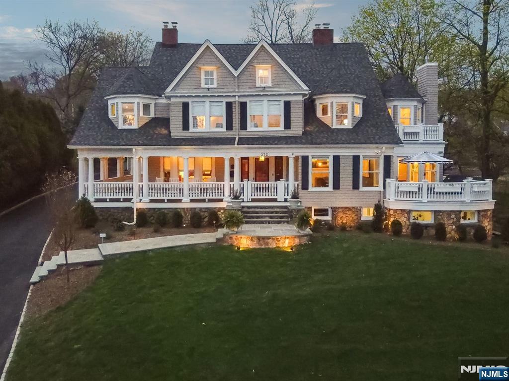 372 Upper Mountain Avenue, Montclair, New Jersey - 7 Bedrooms  
6.5 Bathrooms  
15 Rooms - 