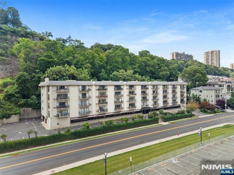 Photo of 1150 River Road #4H, Edgewater, NJ 07020 (MLS # 26015840)
