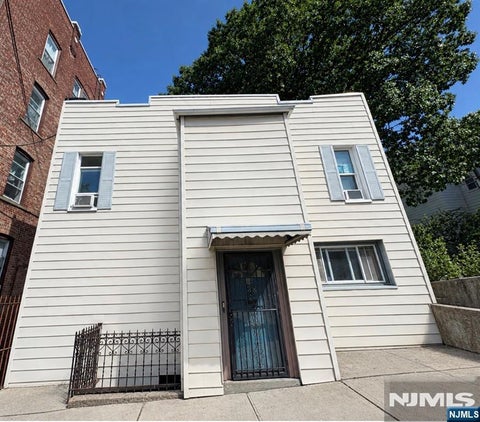 Photo of 10 Bond Street, Jersey City, NJ 07306 (MLS # 26035146)