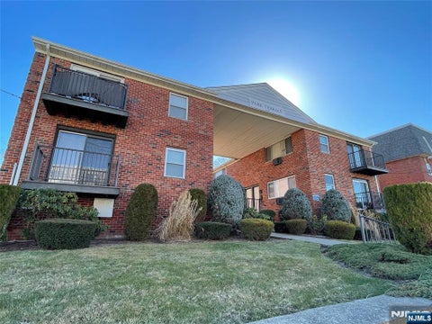 Photo of 322 Park St #23, Hackensack, NJ 07601 (MLS # 26036919)