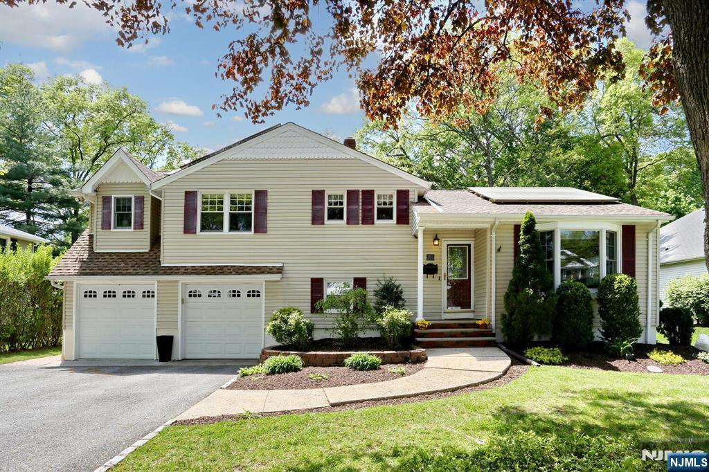 Photo 1 of 191 Pinelynn Road, Glen Rock, New Jersey, $915,000, Web #: 325010543