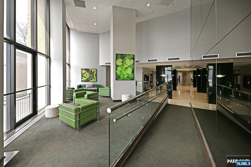 7004 Boulevard East 1B