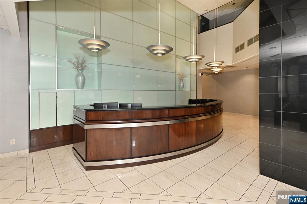 7004 Boulevard East 1B