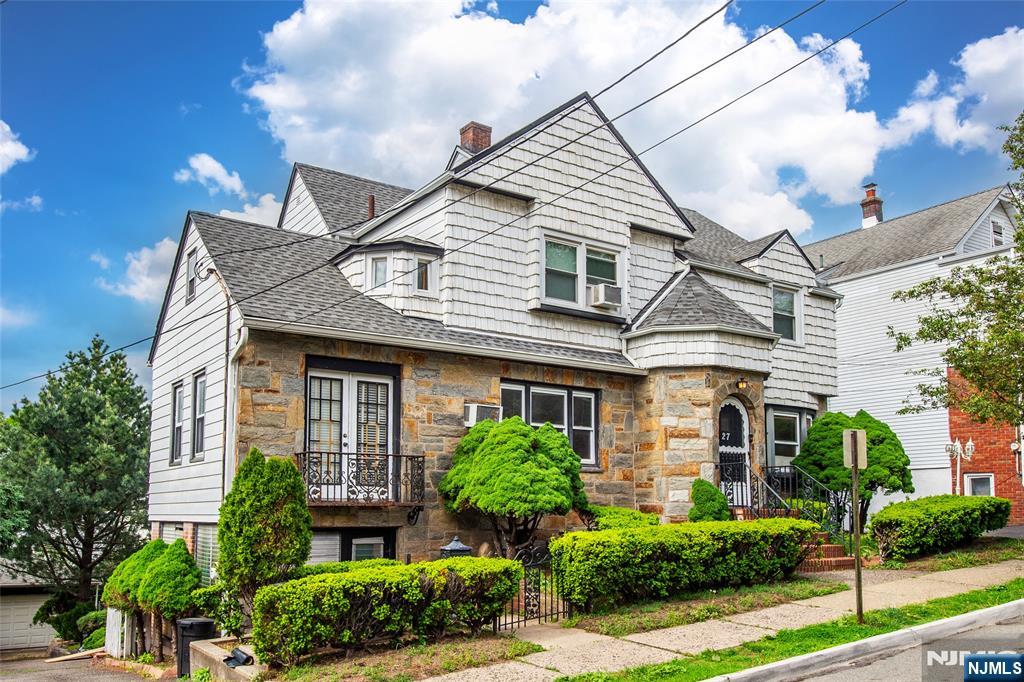 27 Dewey Street