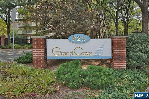 Rental Property at 100 Grand Cove Way 2K, Edgewater, New Jersey - Bedrooms: 2 
Bathrooms: 2 
Rooms: 5  - $3,250 MO.