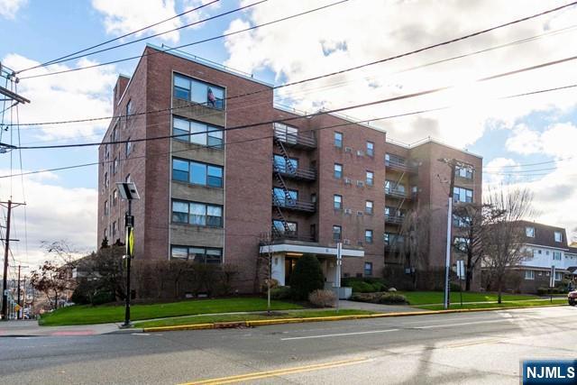 Rental Property at 95 Orient Way 4D, Rutherford, New Jersey - Bedrooms: 1 
Bathrooms: 1 
Rooms: 4  - $2,300 MO.