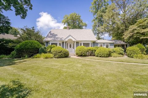 Photo of 427 Grandview Avenue, Wyckoff, NJ 07481 (MLS # 25029397)