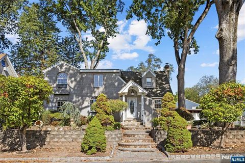 Photo of 156 E Linden Avenue, Dumont, NJ 07628 (MLS # 25029229)