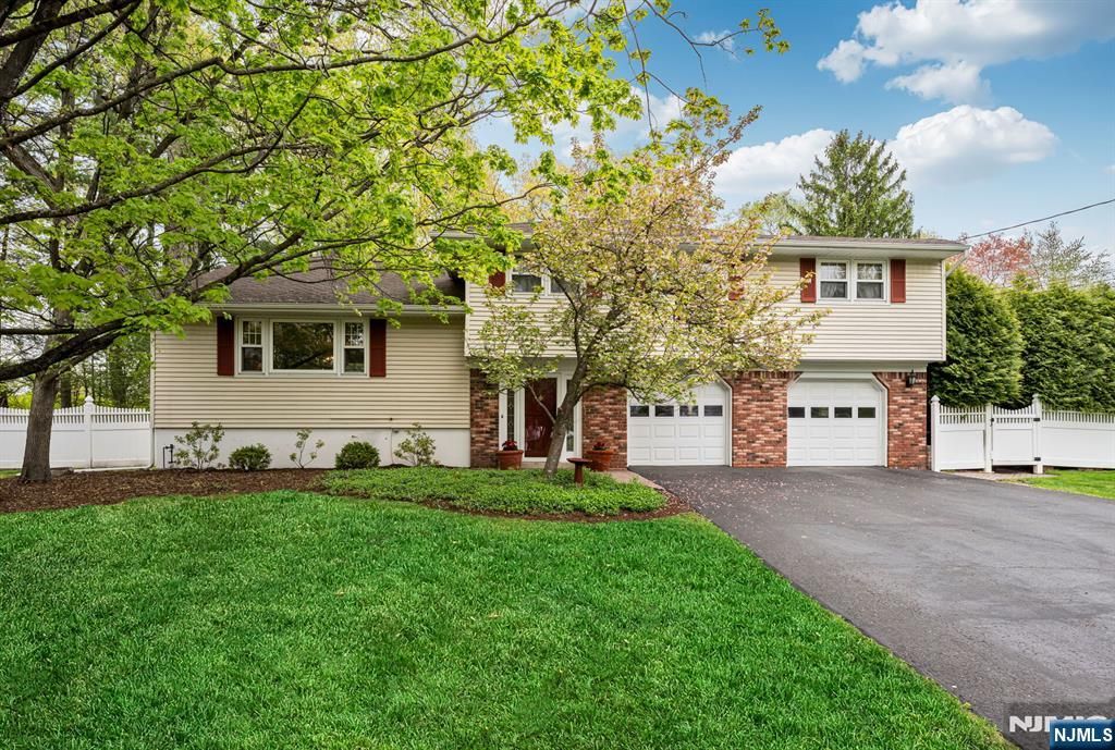 Photo of 485 Eisenhower Court, Wyckoff, NJ 07481 (MLS # 26012488)
