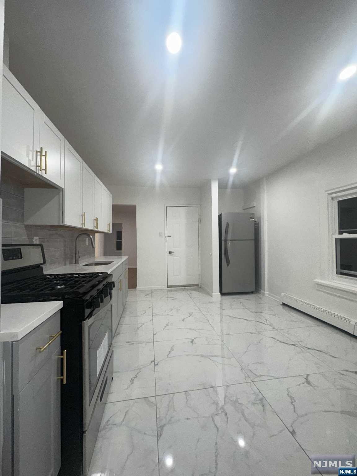 Rental Property at 23 Valley Pl 2, Edgewater, New Jersey - Bedrooms: 3 
Bathrooms: 1 
Rooms: 5  - $3,650 MO.