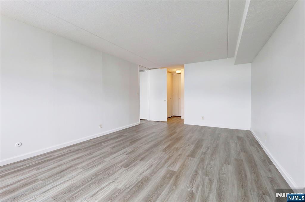 7002 Boulevard East 15p