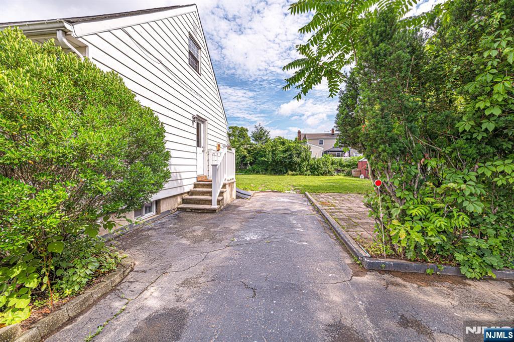 Pompton Lakes, New Jersey 07442, United States, 4 Bedrooms Bedrooms, ,2 BathroomsBathrooms,Residential,Active,164870