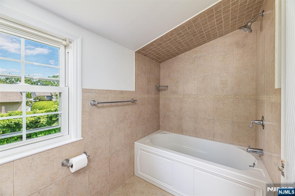 Pompton Lakes, New Jersey 07442, United States, 4 Bedrooms Bedrooms, ,2 BathroomsBathrooms,Residential,Active,164870