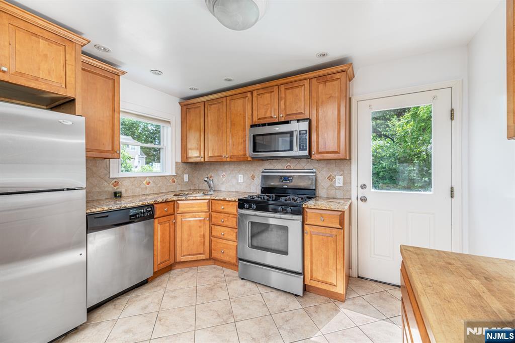 Pompton Lakes, New Jersey 07442, United States, 4 Bedrooms Bedrooms, ,2 BathroomsBathrooms,Residential,Active,164870