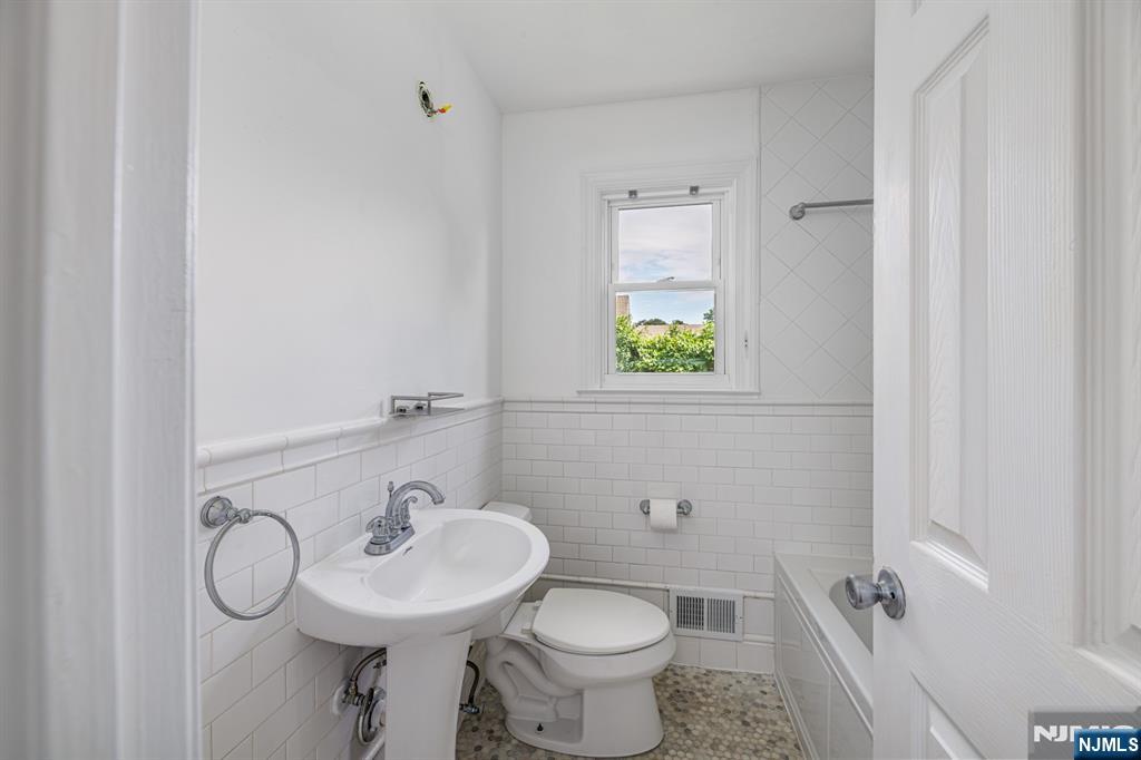 Pompton Lakes, New Jersey 07442, United States, 4 Bedrooms Bedrooms, ,2 BathroomsBathrooms,Residential,Active,164870