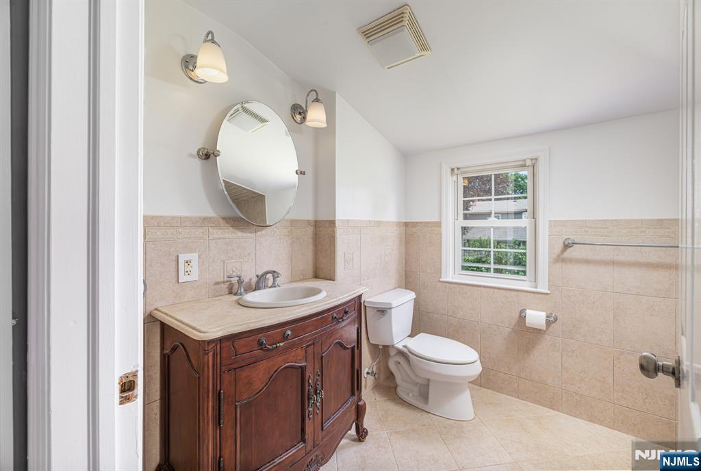 Pompton Lakes, New Jersey 07442, United States, 4 Bedrooms Bedrooms, ,2 BathroomsBathrooms,Residential,Active,164870