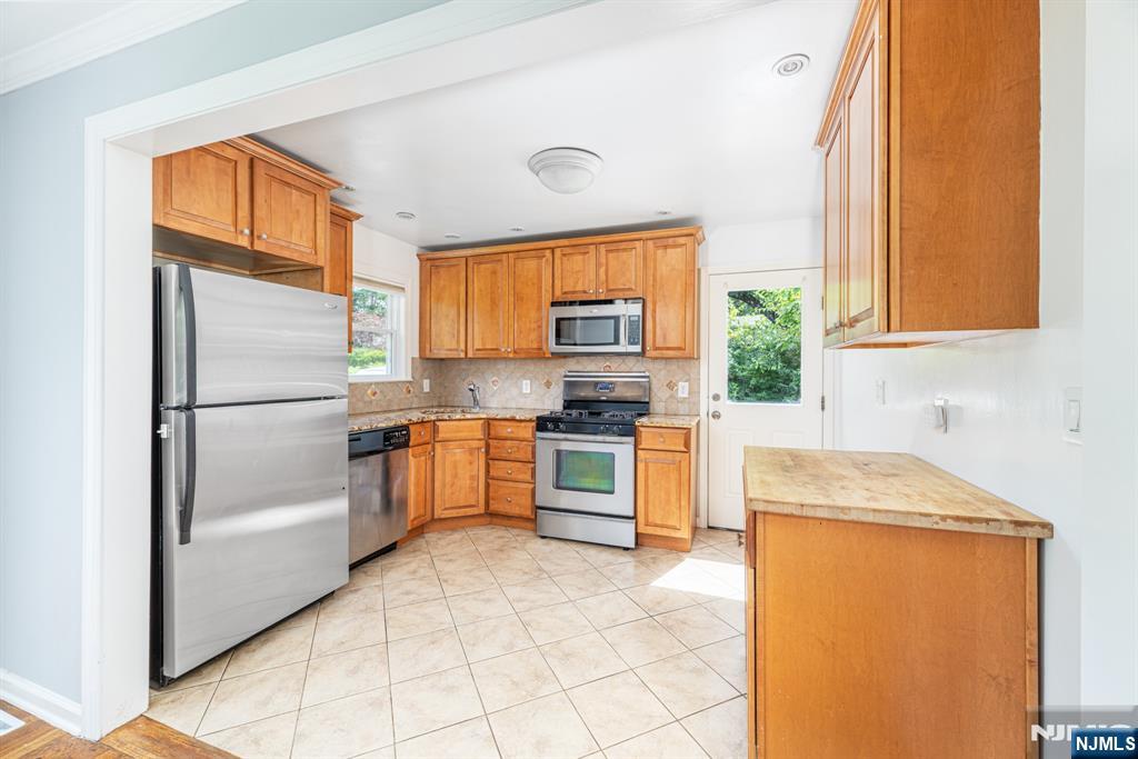 Pompton Lakes, New Jersey 07442, United States, 4 Bedrooms Bedrooms, ,2 BathroomsBathrooms,Residential,Active,164870