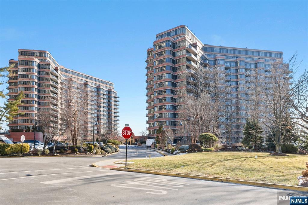 100 Carlyle 12J North, Cliffside Park, New Jersey - 2 Bedrooms  
3 Bathrooms  
5 Rooms - 