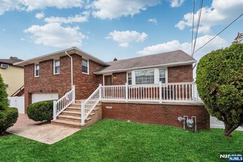 Photo of 22 Mount Pleasant Ave, Woodland Park, NJ 07424 (MLS # 25038332)