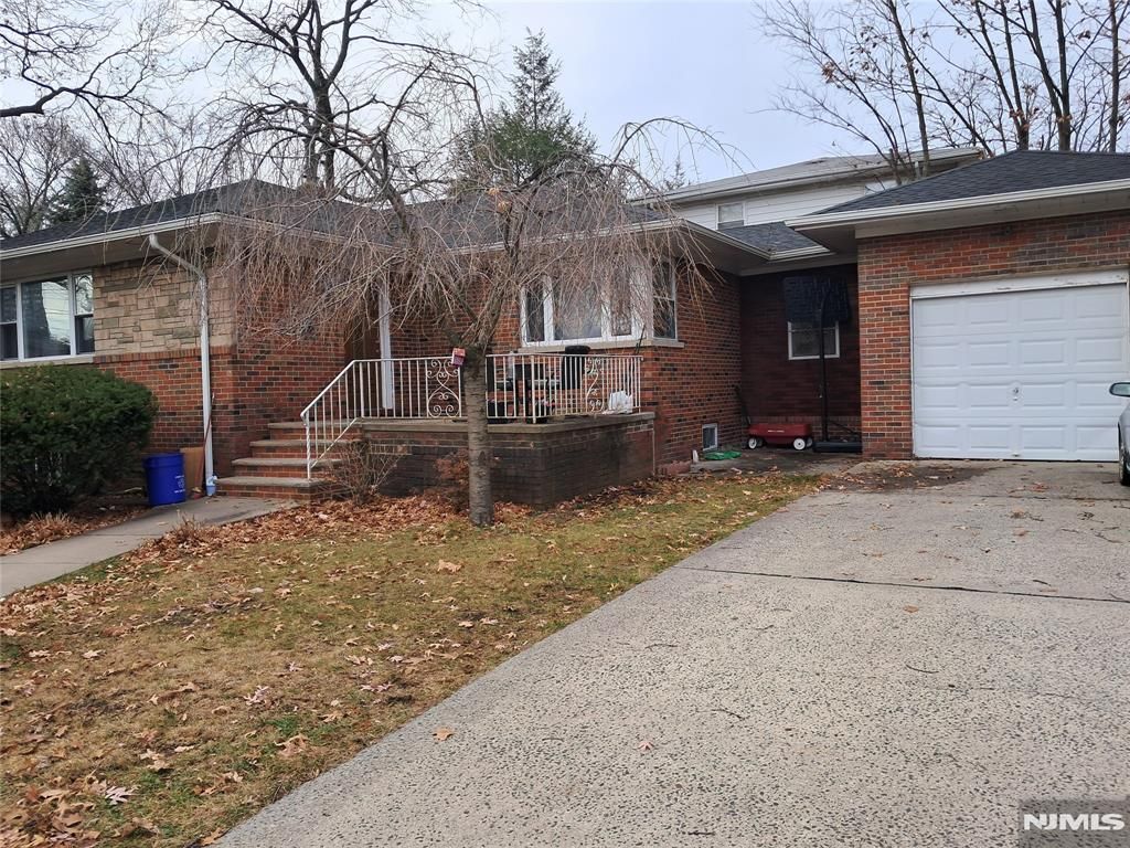 Photo of 1005 Harvard Place, Fort Lee, NJ 07024 (MLS # 25041621)