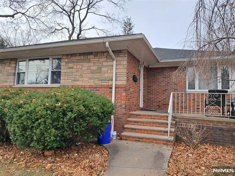 Photo of 1005 Harvard Place, Fort Lee, NJ 07024 (MLS # 25041621)