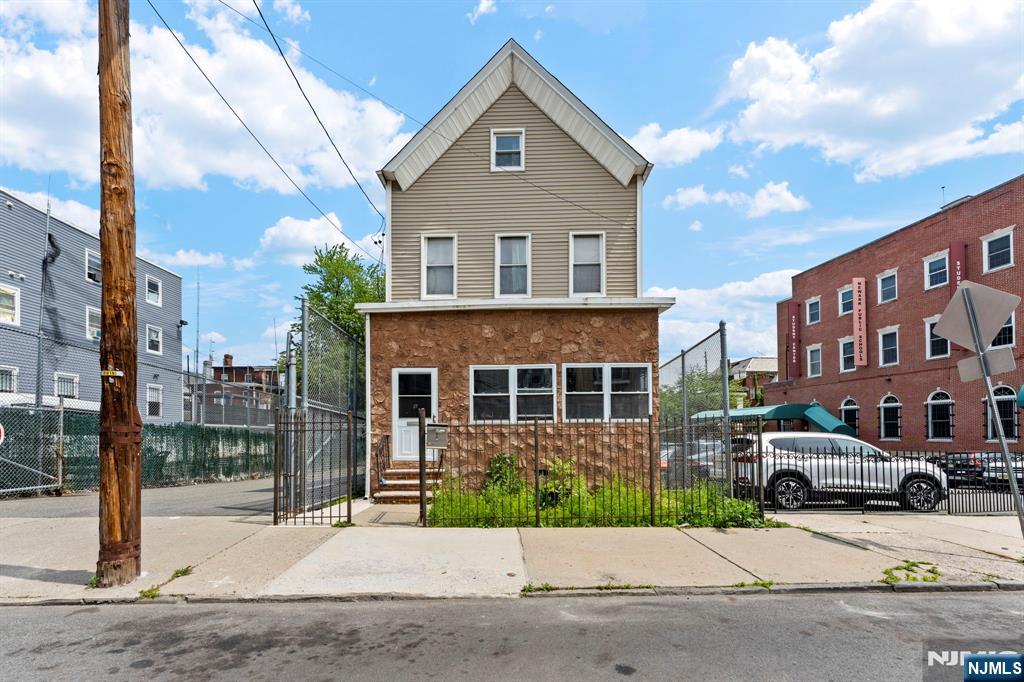 Photo 1 of 15 Taylor Street, Newark, New Jersey, $269,900, Web #: 325019412