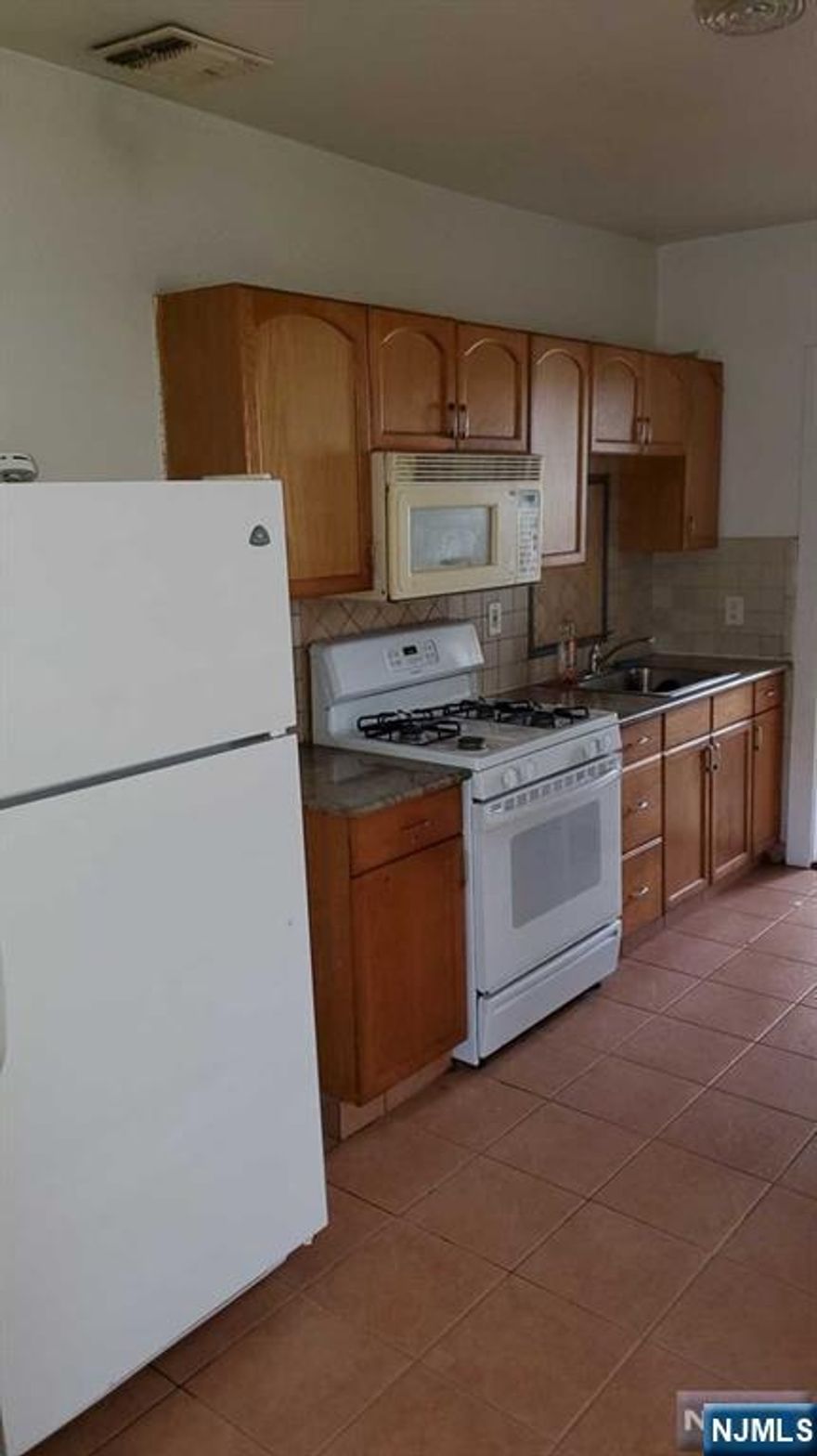 EAT IN KITCHEN, "VERY SMALL LIVING ROOM", 2 GOOD SIZE BEDROOMS,FULL BATH, PETS CONDITIONAL, CENTRAL A/C, TANDEM PARKING FOR 1 CAR, PAY STUBS AND CREDIT CHECK REQUIRED. FEES :FIRST MONTH RENT, 1.5 SECURITY DEPOSIT. CLOSE TO NYC TRANSPORTATION,SCHOOLS, PARKS AND SHOPPING AND LAUNDRY MAT ACROSS THE STREET.