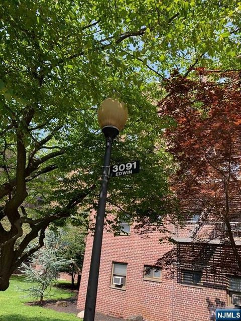 Photo of 3091 Edwin Ave #5D, Fort Lee, NJ 07024 (MLS # 25041182)