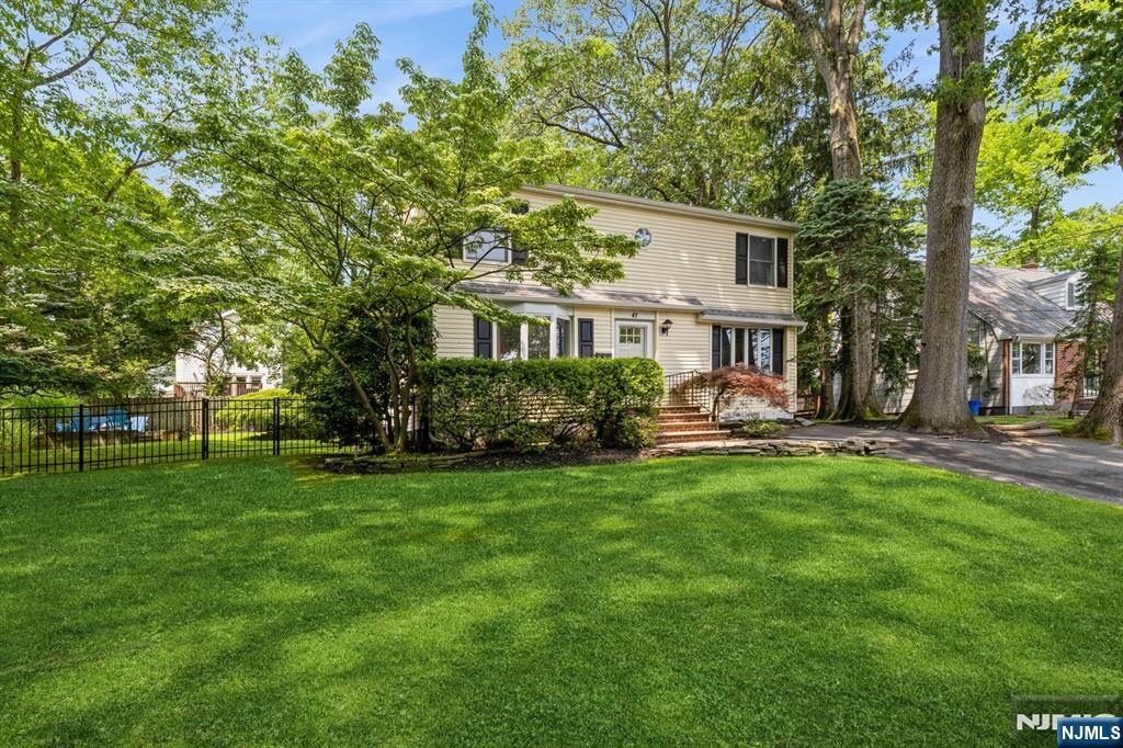 41 Roosevelt Street, Cresskill, New Jersey - 3 Bedrooms  
2 Bathrooms  
7 Rooms - 