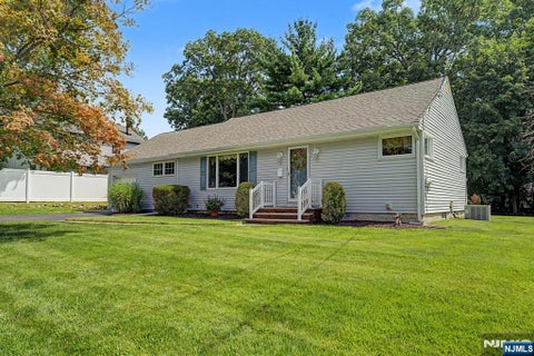 Photo of 5 Holyoke Drive, Oakland, NJ 07436 (MLS # 26031966)