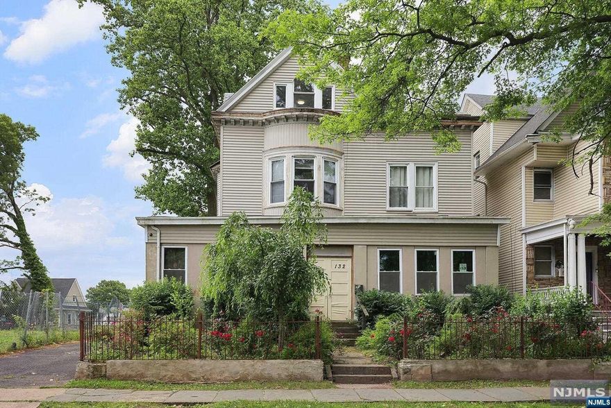 Don't miss your opportunity to renovate your dream home! Huge rooms, formal living room, formal dining room on 3 levels, plus a partially finished basement. Make your appointment today!